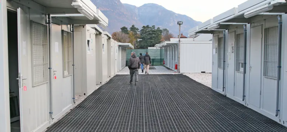 Occupano abusivamente i container per l'emergenza freddo: 13 persone denunciate e danni per circa 10mila euro