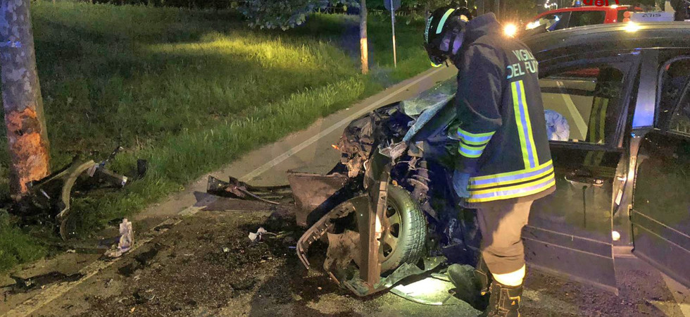 Violento schianto nella notte, un bambino estratto dall'auto da alcuni passanti