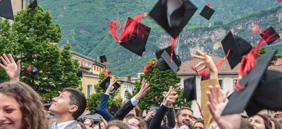 In piazza per festeggiare la laurea: pronto l'evento per 411 neodottori e neodottoresse