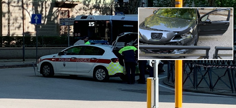 Violento scontro fra due macchine a Trento, una donna trasportata all'ospedale