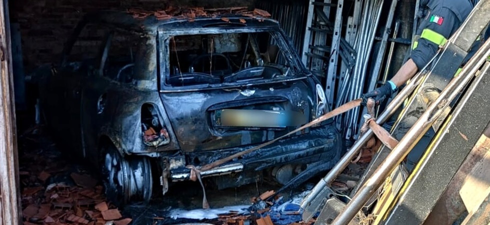 Le fiamme avvolgono un garage e distruggono un'auto, i vigili del fuoco fermano l'incendio prima che arrivi ad un'abitazione