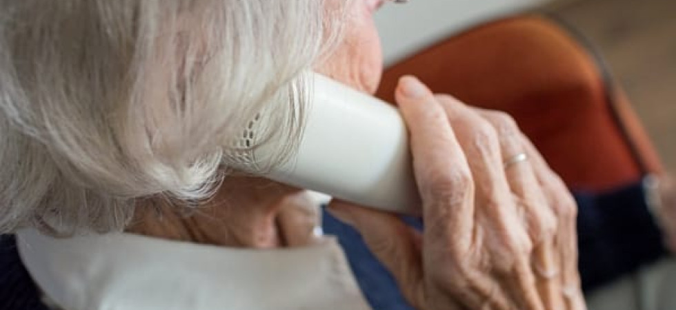 A un'anziana aveva portato via i gioielli (anche la fede del marito morto) all'altra 12mila euro