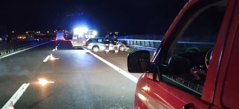 Perde il controllo dell'auto e si schianta, momenti di paura nella notte in A22: tre persone trasportate in ospedale