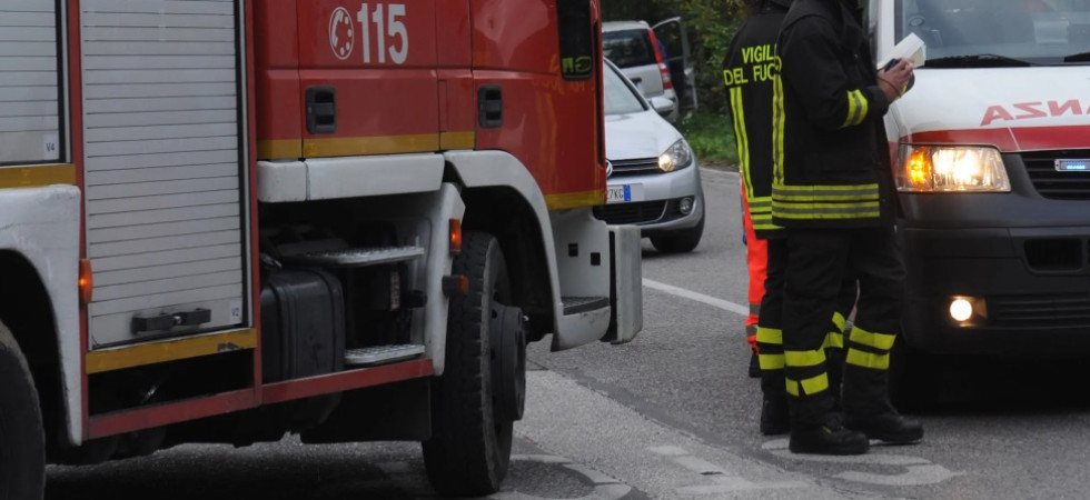 Viene tamponata, invade la corsia opposta e si schianta contro un autobus