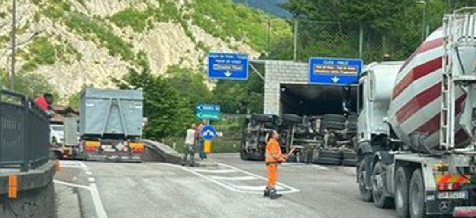 Camion betoniera ribaltato alla galleria della Rocchetta, soccorsi in azione: traffico bloccato dalle prime ore del mattino