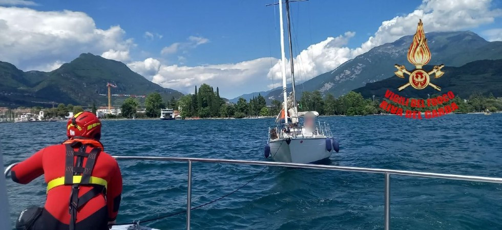 Paura sul Garda, barca a vela in avaria con 5 persone a bordo: in azione i soccorsi