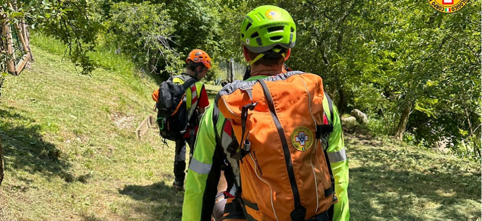 Un parapendio precipita nel prato poco dopo il decollo, un 57enne è stato trasportato all'ospedale