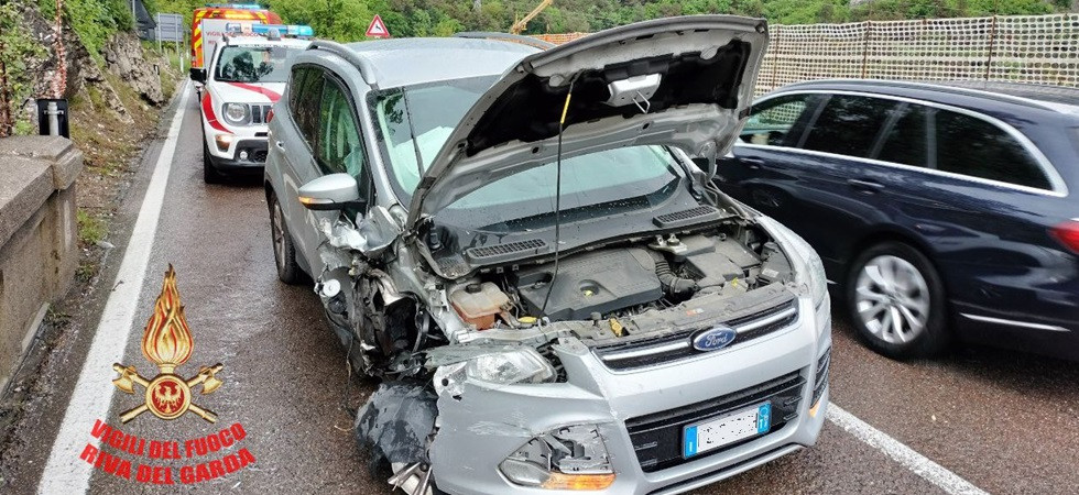 Schianto lungo la SS240, sul posto i soccorsi e i vigili del fuoco