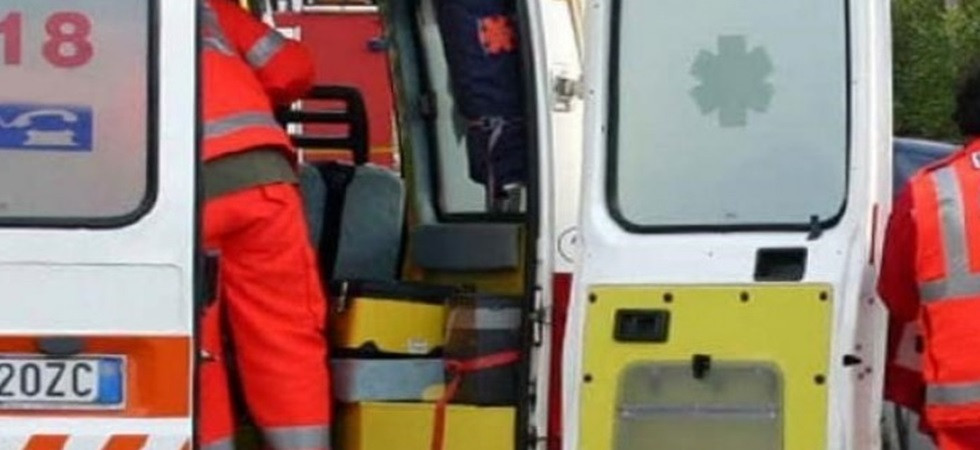 Scontro fra un'auto e un mezzo pesante, code e rallentamenti in Gardesana