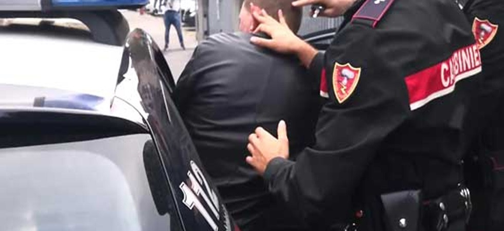 Ruba un'auto e cerca di scappare, fermato dei carabinieri grazie alle telecamere: 43enne arrestato