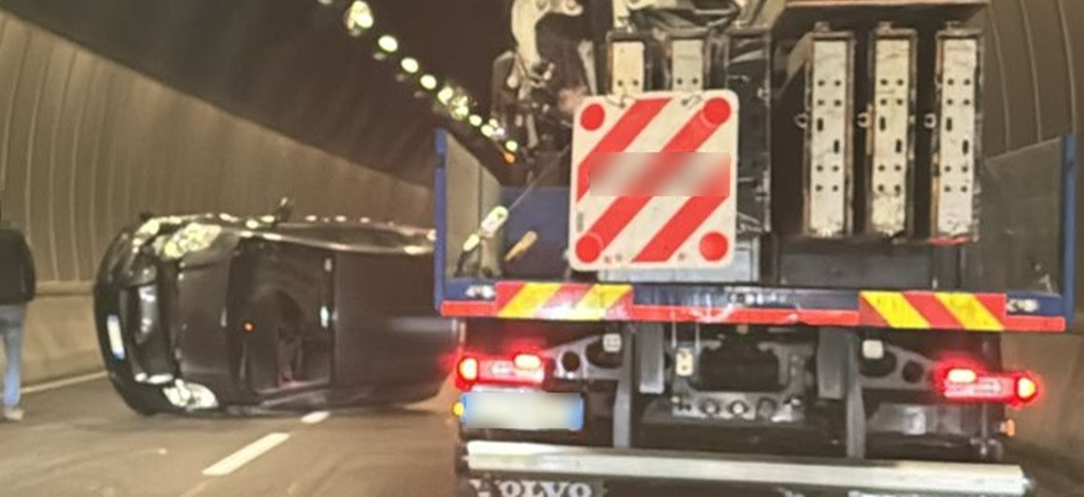 Schianto nella galleria di Martignano, un'auto ribaltata: traffico in tilt con code e rallentamenti