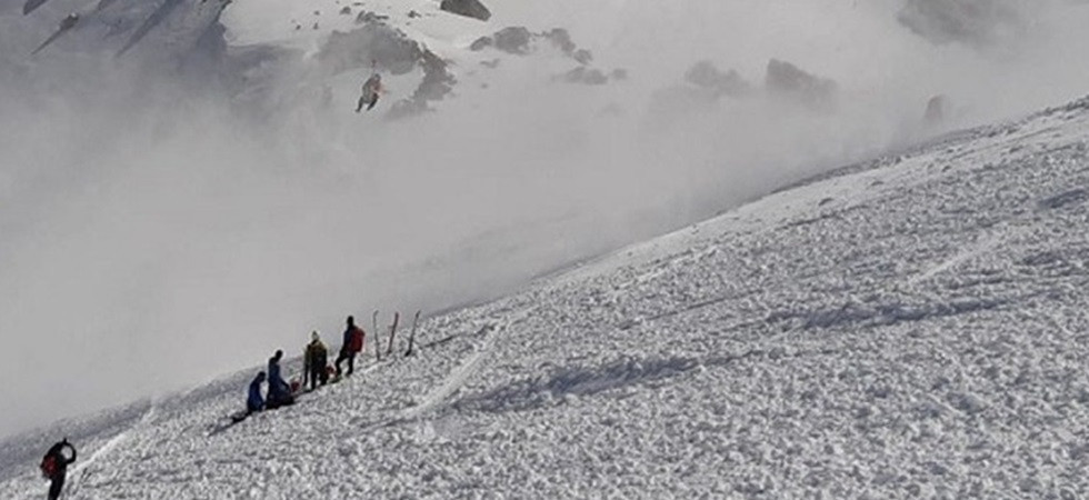 Foto d'archivio Valanga a quota 3.700 'investe' due scialpinisti e uno di loro rimane bloccato con le gambe nella neve