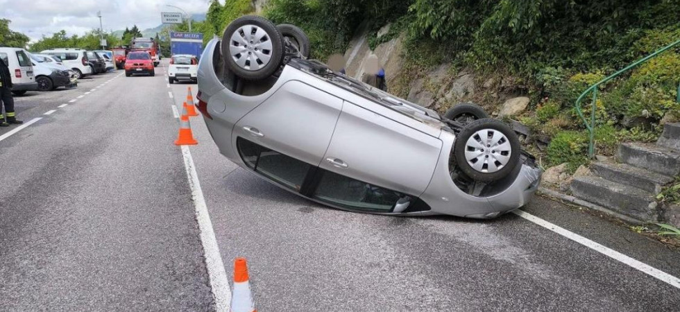 Perde il controllo dell'auto e il mezzo si ribalta, momenti di paura: intervengono i vigili del fuoco