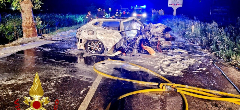 Terribile schianto nella notte, così Moustafa ha salvato marito e moglie dalle fiamme dopo l'incidente in auto
