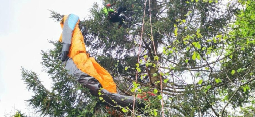 Perde il controllo del parapendio in fase di decollo e precipita nei boschi a quota 1.400