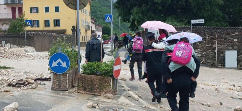 Maltempo, il torrente esonda e i carabinieri si caricano i bambini sulle spalle per portarli a casa