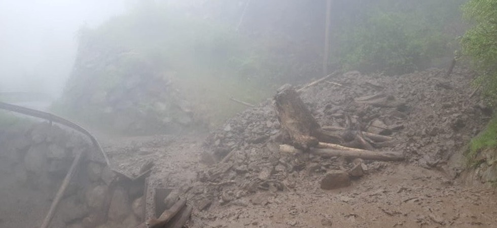 Terra e sassi travolgono una strada, chiusa la provinciale della Val Senales: sul posto i geologi