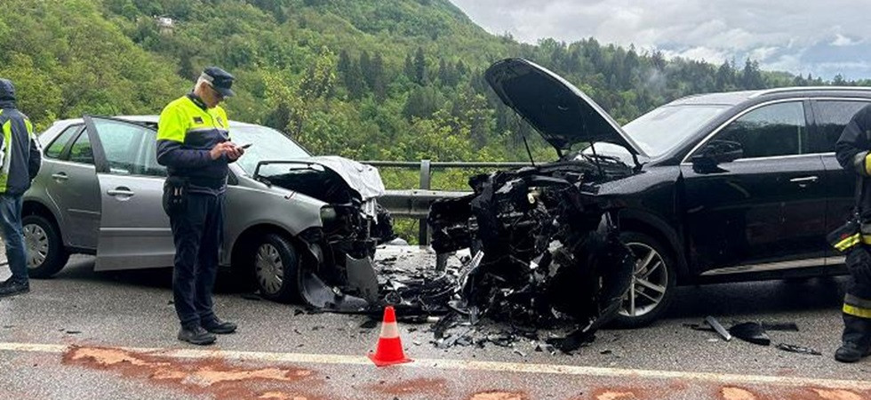 Tremendo schianto frontale fra due macchine, cinque ragazzi di 22 e 23 anni coinvolti: sul posto i soccorsi