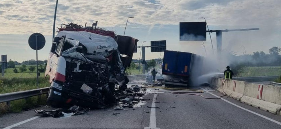 Due mezzi pesanti trentini coinvolti nel tremendo schianto lungo la Sr11