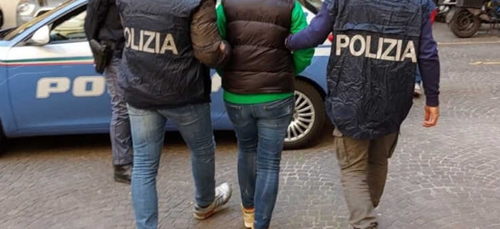 Ruba in un centro giovanile da borse e zaini e poi aggredisce un educatore, 32enne arrestata