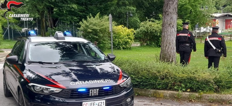Rapina una ragazza, minaccia e prende a calci e pugni i carabinieri e semina il terrore in una comunità