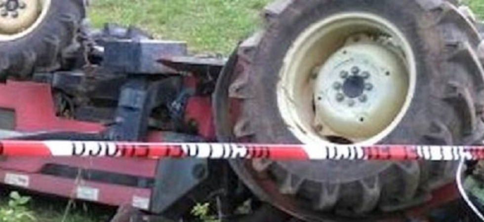 Tragedia in campagna, si rovescia con il trattore e muore