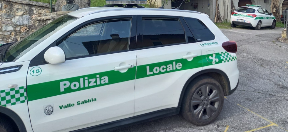 Cercano di entrare in casa per rubare ma vengono notati dai vicini e la "folle" fuga termina in un bosco: denunciati