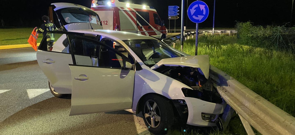 Perde il controllo dell'auto in rotonda e si schianta contro il guardrail: paura nella notte, vigili del fuoco in azione