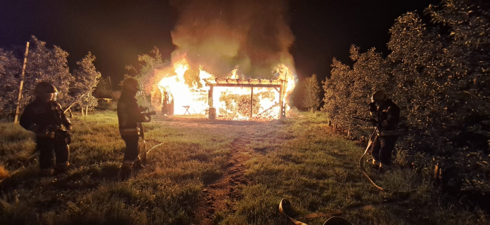 Fiamme devastano un capanno in legno nelle campagne: intervengono i vigili del fuoco