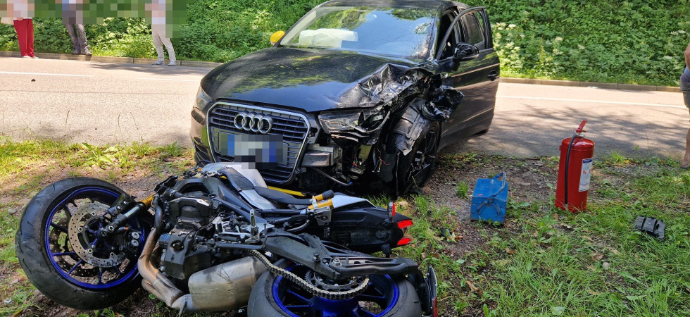 Violento scontro auto-moto: soccorsi in azione