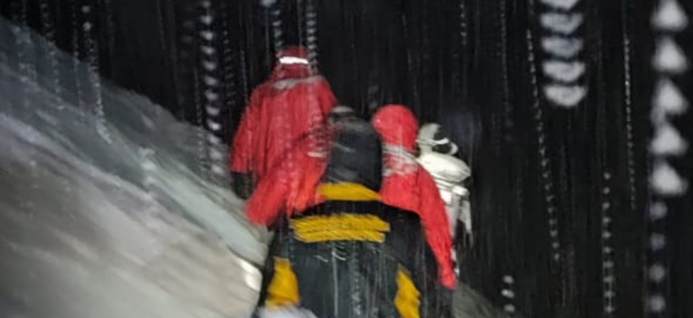 Calzature e abbigliamento inadeguato, due giovani rimangono bloccati sotto una forte nevicata