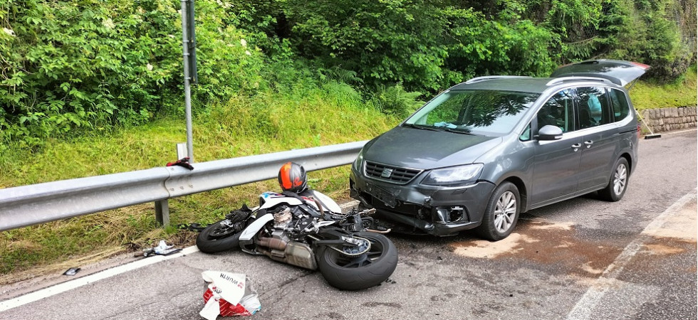 Violento scontro auto-moto, un 45enne finisce violentemente sull'asfalto