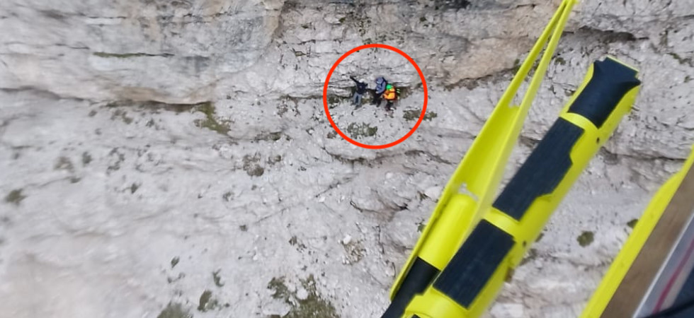 Seguono tracce di animali invece che le indicazioni del sentiero e finiscono in un punto impervio rischiando di precipitare