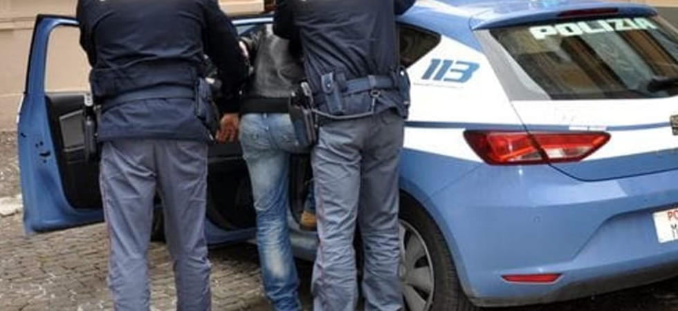 Riempiono uno zaino di merce rubata al supermercato e sferrano un pugno al volto di un agente di sicurezza