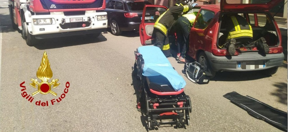 Perde il controllo dell'auto e si schianta contro un albero dopo aver urtato una macchina e un furgone parcheggiati