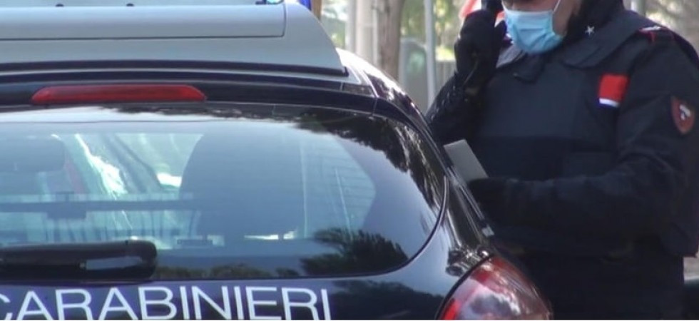 Un gruppo di 13enni prende di mira una commerciante: prima volano gli insulti, poi ricoprono di sputi la vetrina del negozio