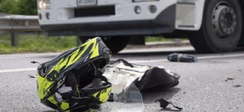 Muore a 35 anni in un incidente con la moto: perde il controllo del mezzo in sorpasso e si schianta contro il guardrail