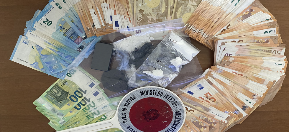 Nasconde le cocaina pronta per lo spaccio nei tombini: scatta l'arresto per un 28enne