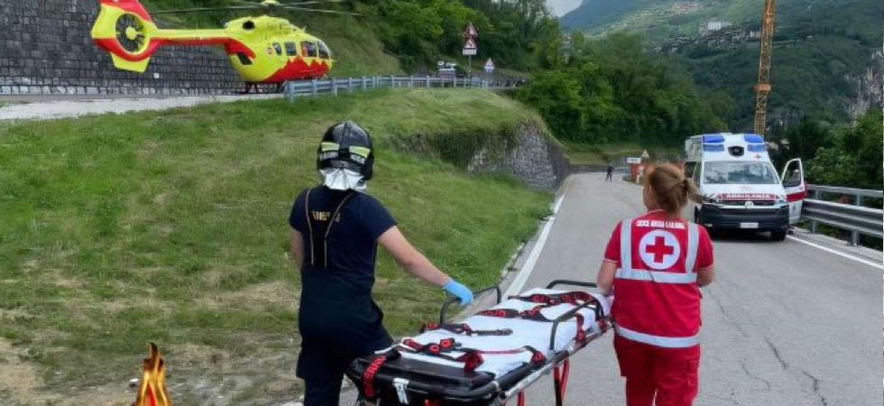 Perde il controllo della moto e ruzzola sull'asfalto: ferito un uomo elitrasportato in ospedale