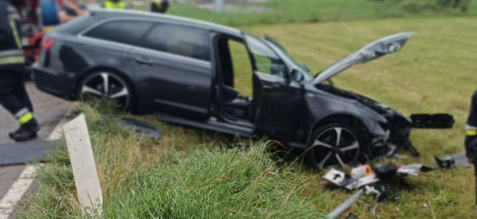 Perde il controllo dell'auto esce di strada e si schianta contro la segnaletica: soccorsi in azione