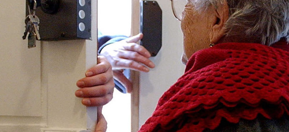 No alle informazioni personali per telefono e verificare sempre l'identità di chi si presenta alla porta
