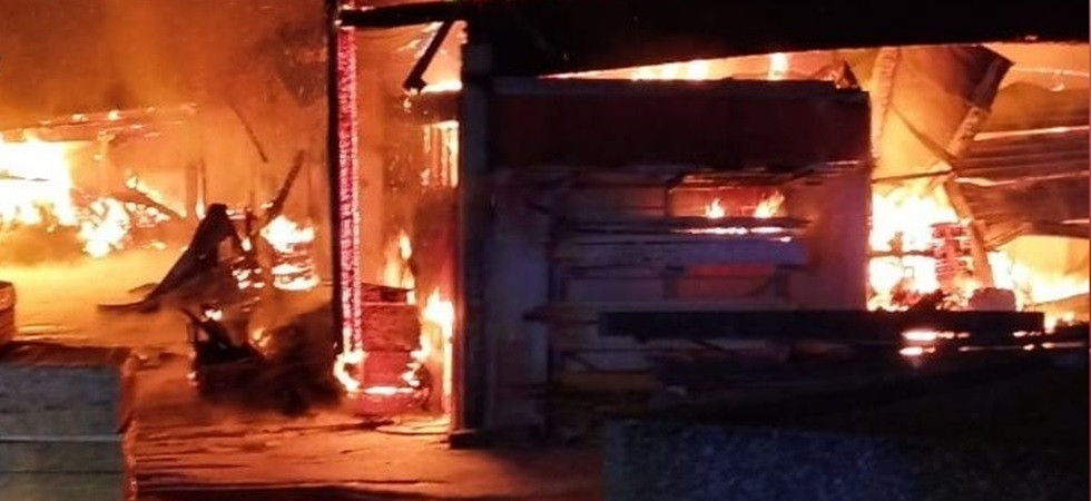 Segheria distrutta dalle fiamme, non si esclude il dolo: aperta un'inchiesta