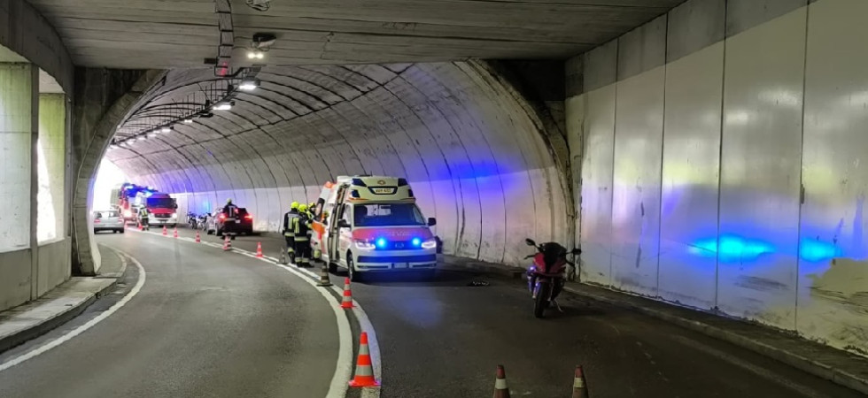 Scontro moto-auto, sul posto i soccorsi: un uomo trasportato in ospedale