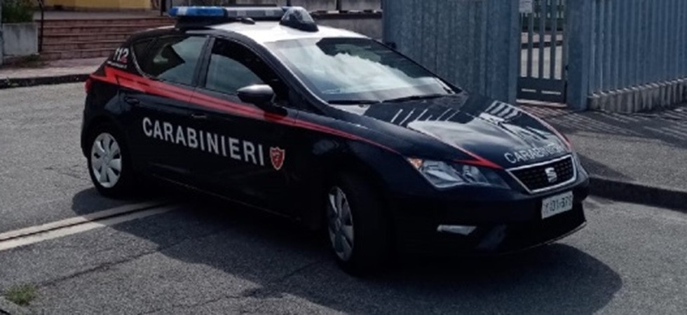 In fuga con l'auto rubata finiscono per schiantarsi contro altri mezzi in sosta: un 19enne e due minori arrestati