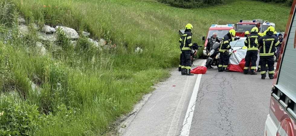 Violento scontro moto - auto, una persona scaraventata a terra: sul posto i soccorsi