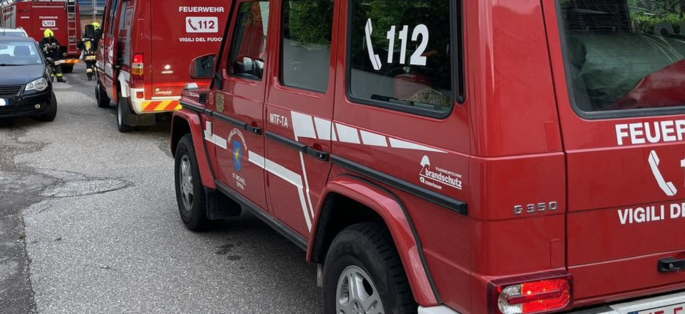 Tragedia in un fienile, Anton è morto a 71 anni schiacciato dal trattore: inutili i tentativi di rianimazione