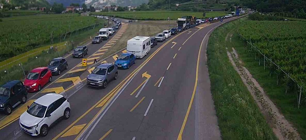 Schianto lungo la SS240, coinvolte due auto e una moto: un mezzo si è ribaltato, lunghe code verso il lago