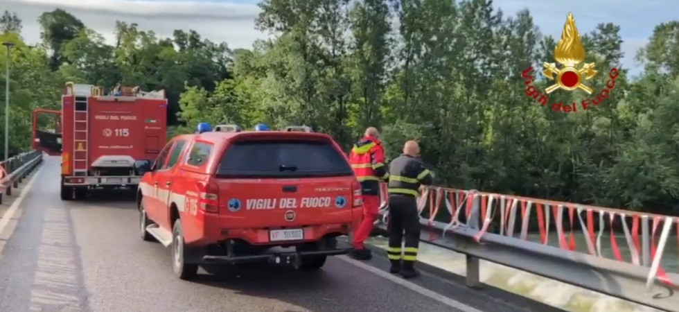 Travolti dalla piena del fiume, ritrovati i corpi delle due ragazze: le ricerche proseguono per il terzo disperso