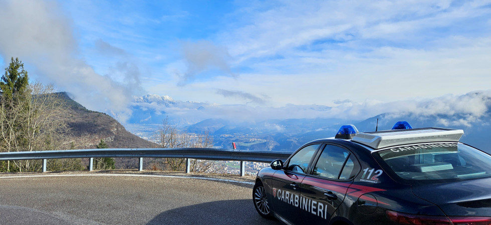 Tenta di rubarle il cellulare sull'autobus, poi la segue e la aggredisce tirandole uno schiaffo: arrestato un 32enne