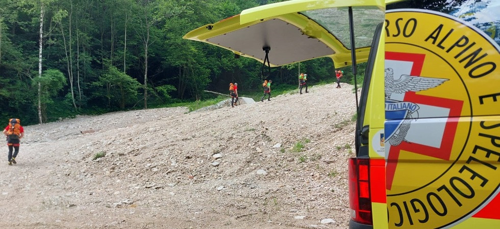 Due escursionisti rimangono bloccati in un canalone: intervento del Soccorso Alpino che li deve calare con la corda per 90
